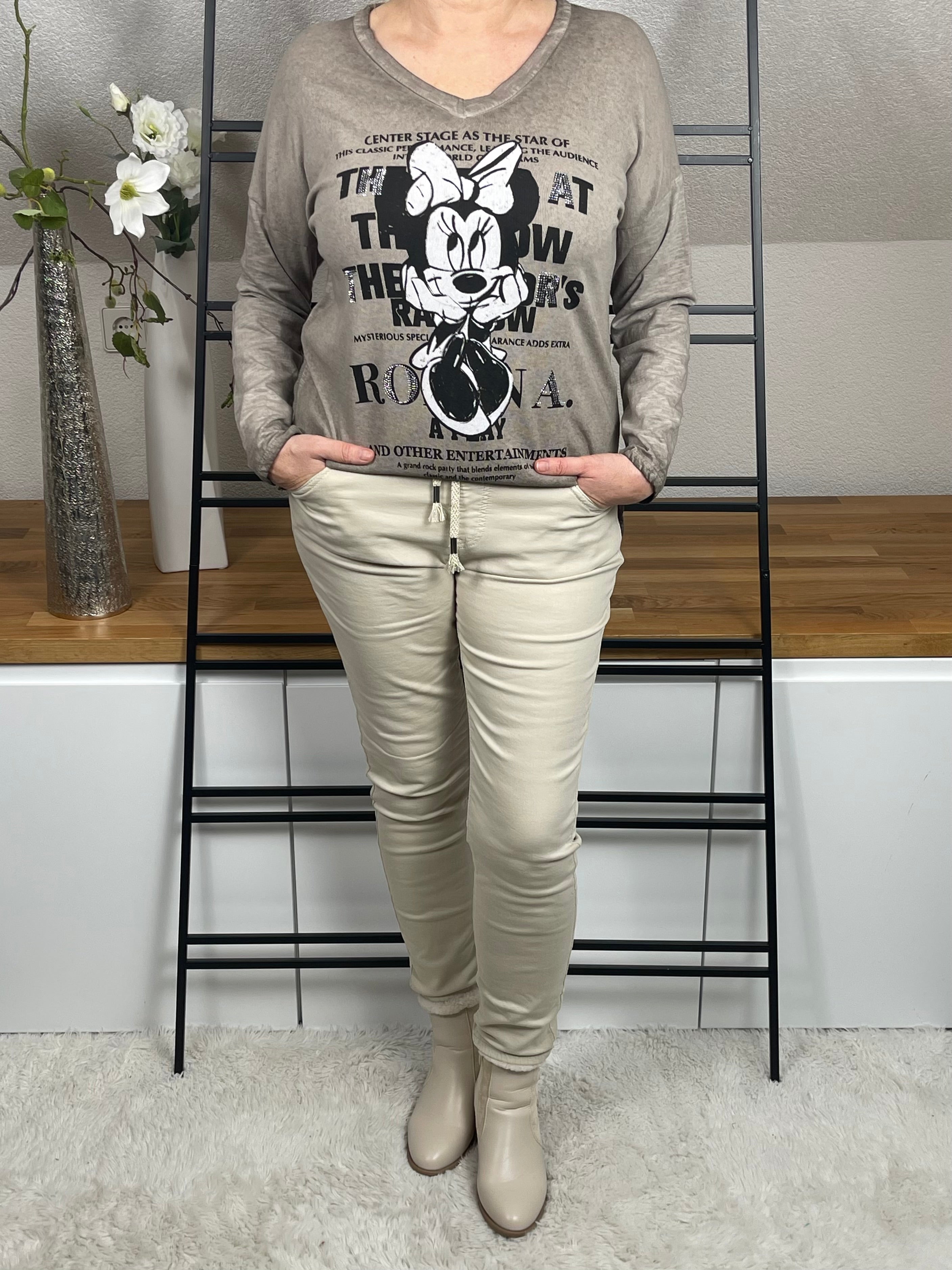 Mickey -Mouse Damenshirt langarm, aus 100 % Baumwolle mit V-Ausschnitt, Micki Druck sowie Glitzer- und Pailletten-Details, in taupe, Frontansicht