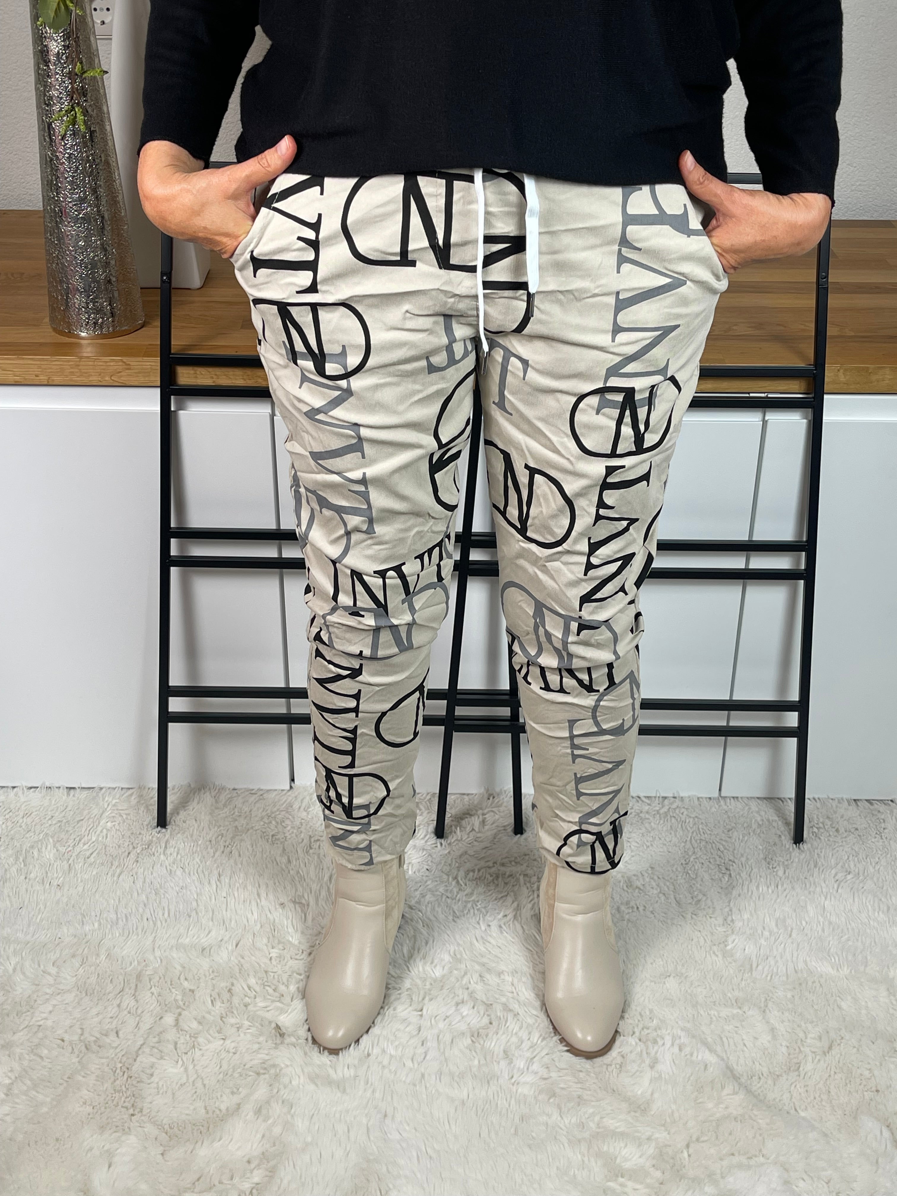 • Jogginghose mit Schriftzug
• JogPant mit Buchstaben
• Jogginghose mit Print
• Jogginghose mit Lettern
• Jogginghose bedruckt
• Bedruckte JogPant
• Jogginghose mit Text
• Jogger mit Schriftzug