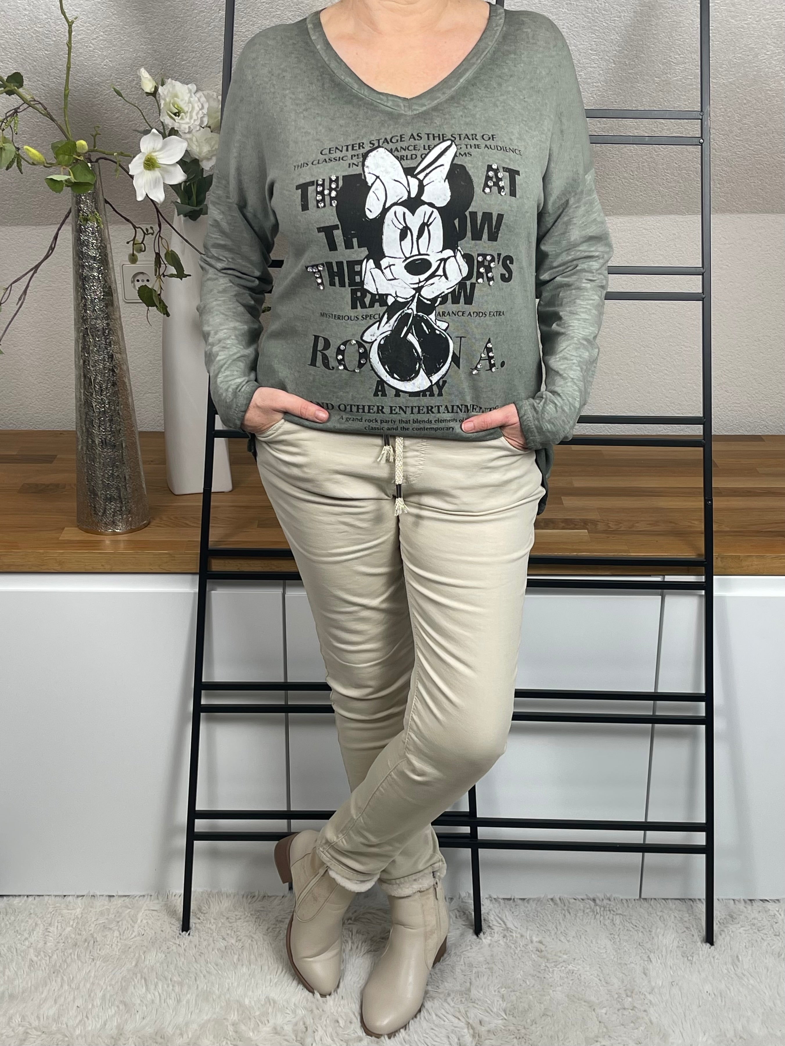 Mickey -Mouse Damenshirt langarm, aus 100 % Baumwolle mit V-Ausschnitt, Micki Druck sowie Glitzer- und Pailletten-Details, in khaki, Frontansicht