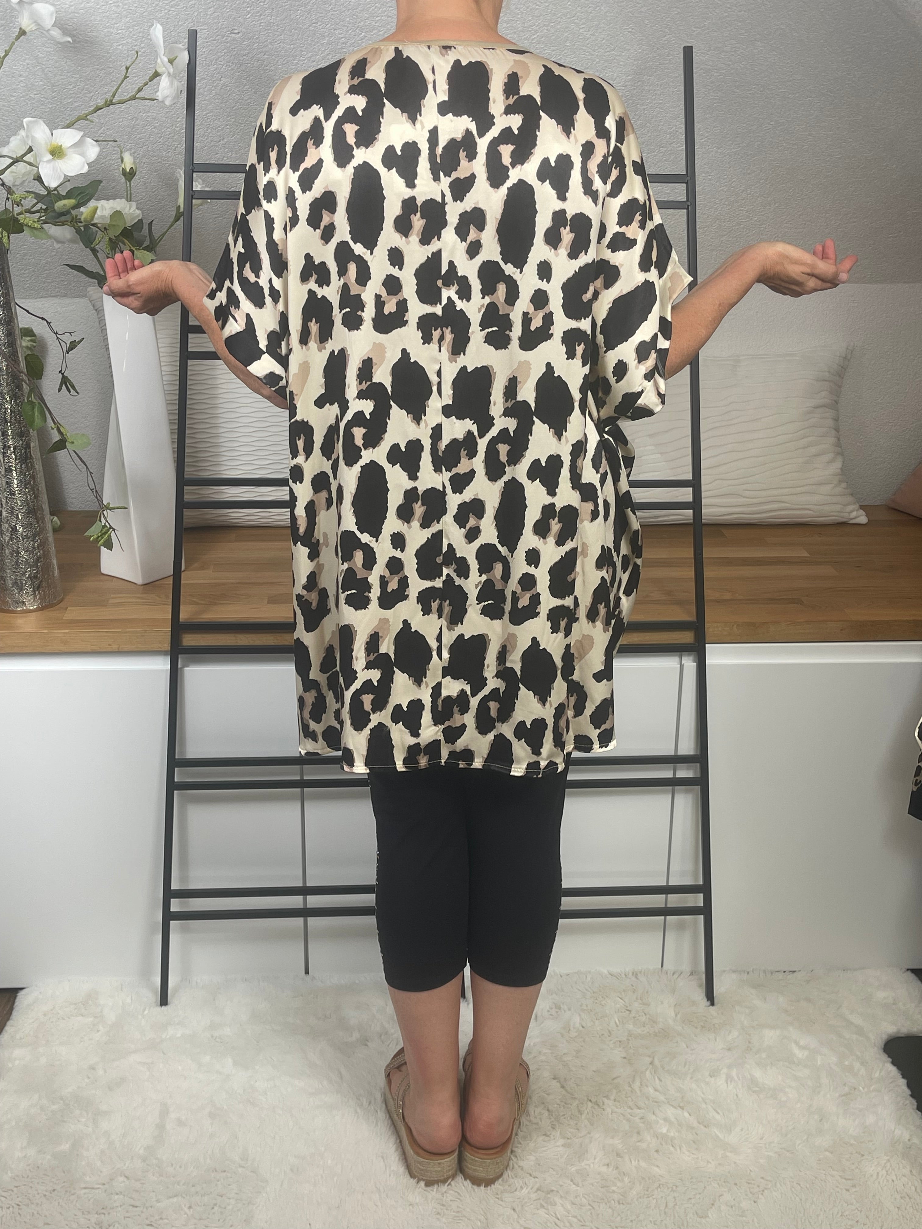 Hochwertiges Damen Blusen - Shirt mit „Animal Print“ Einheitsgrösse Gr. 44 - 50 in weiß - braun