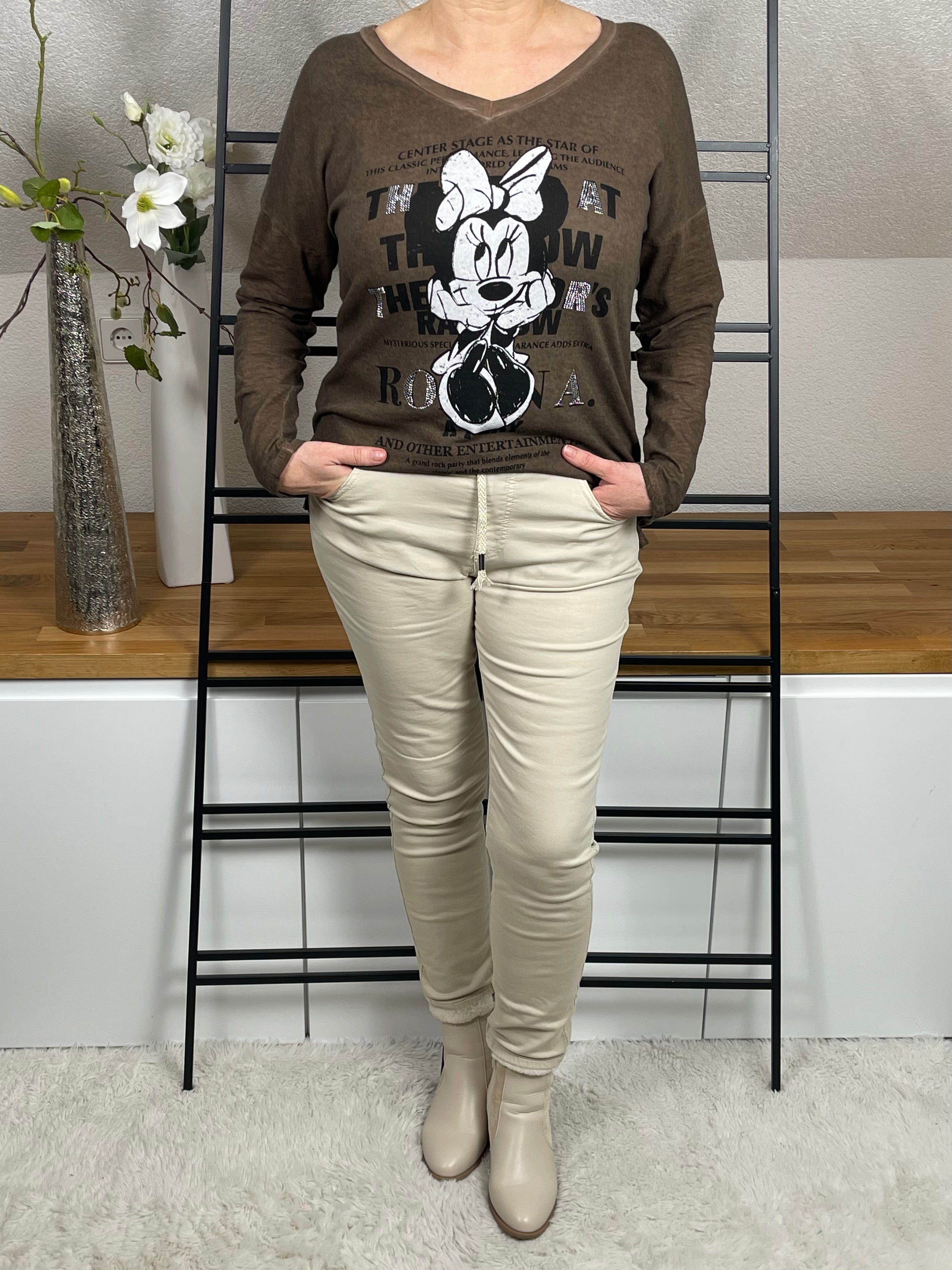 Mickey -Mouse Damenshirt langarm, aus 100 % Baumwolle mit V-Ausschnitt, Micki Druck sowie Glitzer- und Pailletten-Details, in schoko, Frontansicht