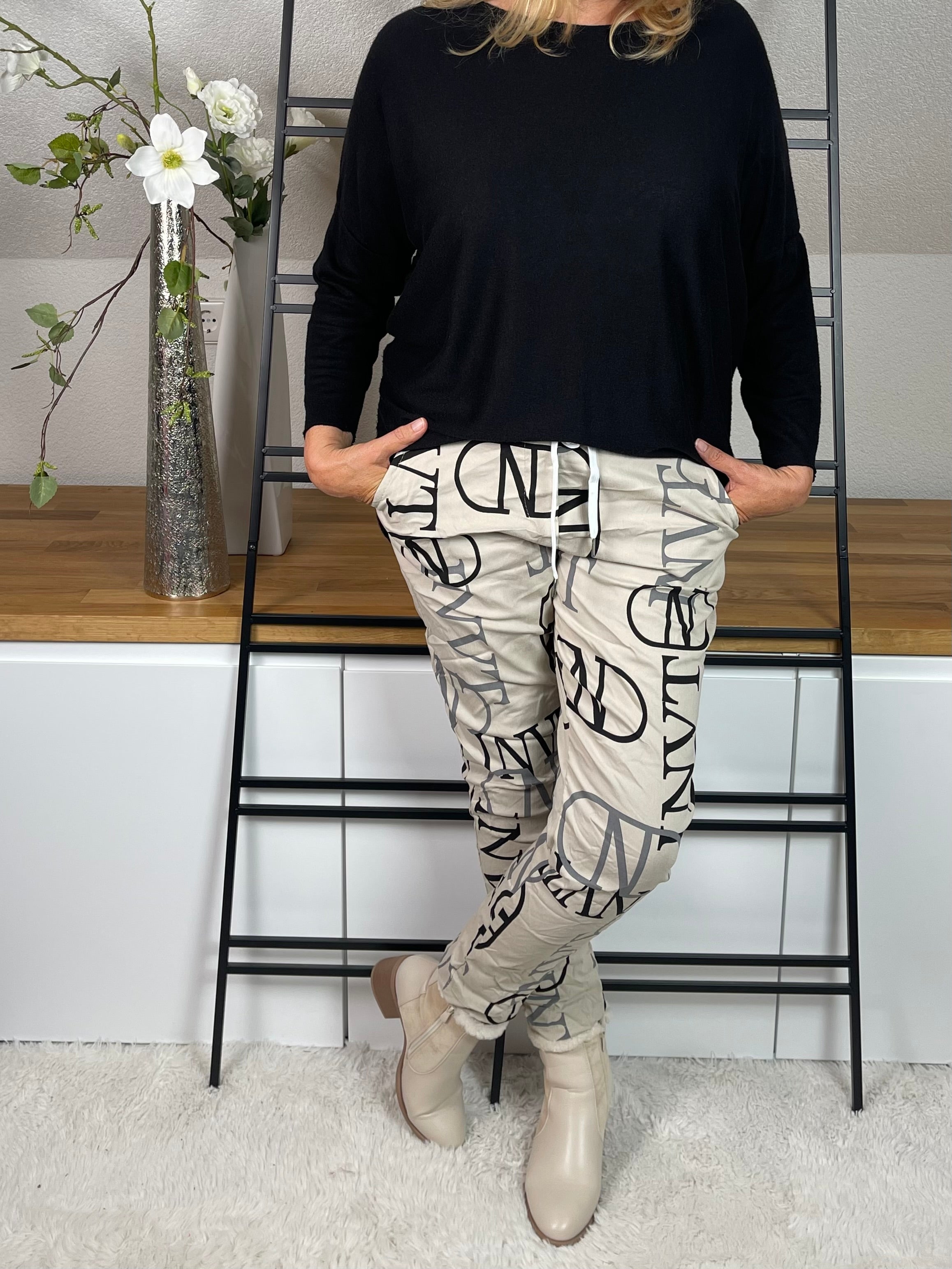• Jogginghose mit Schriftzug
• JogPant mit Buchstaben
• Jogginghose mit Print
• Jogginghose mit Lettern
• Jogginghose bedruckt
• Bedruckte JogPant
• Jogginghose mit Text
• Jogger mit Schriftzug