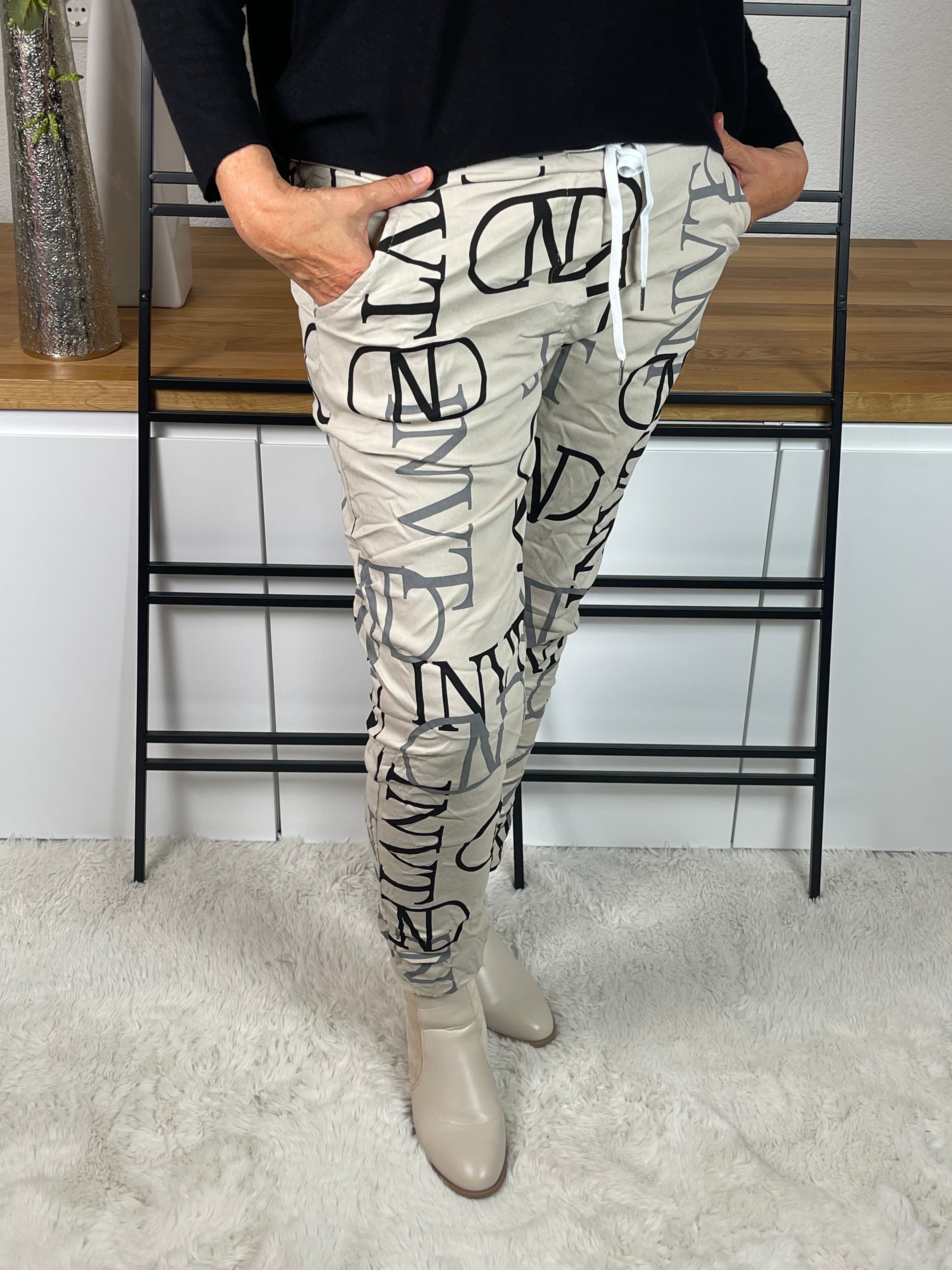 • Jogginghose mit Schriftzug
• JogPant mit Buchstaben
• Jogginghose mit Print
• Jogginghose mit Lettern
• Jogginghose bedruckt
• Bedruckte JogPant
• Jogginghose mit Text
• Jogger mit Schriftzug