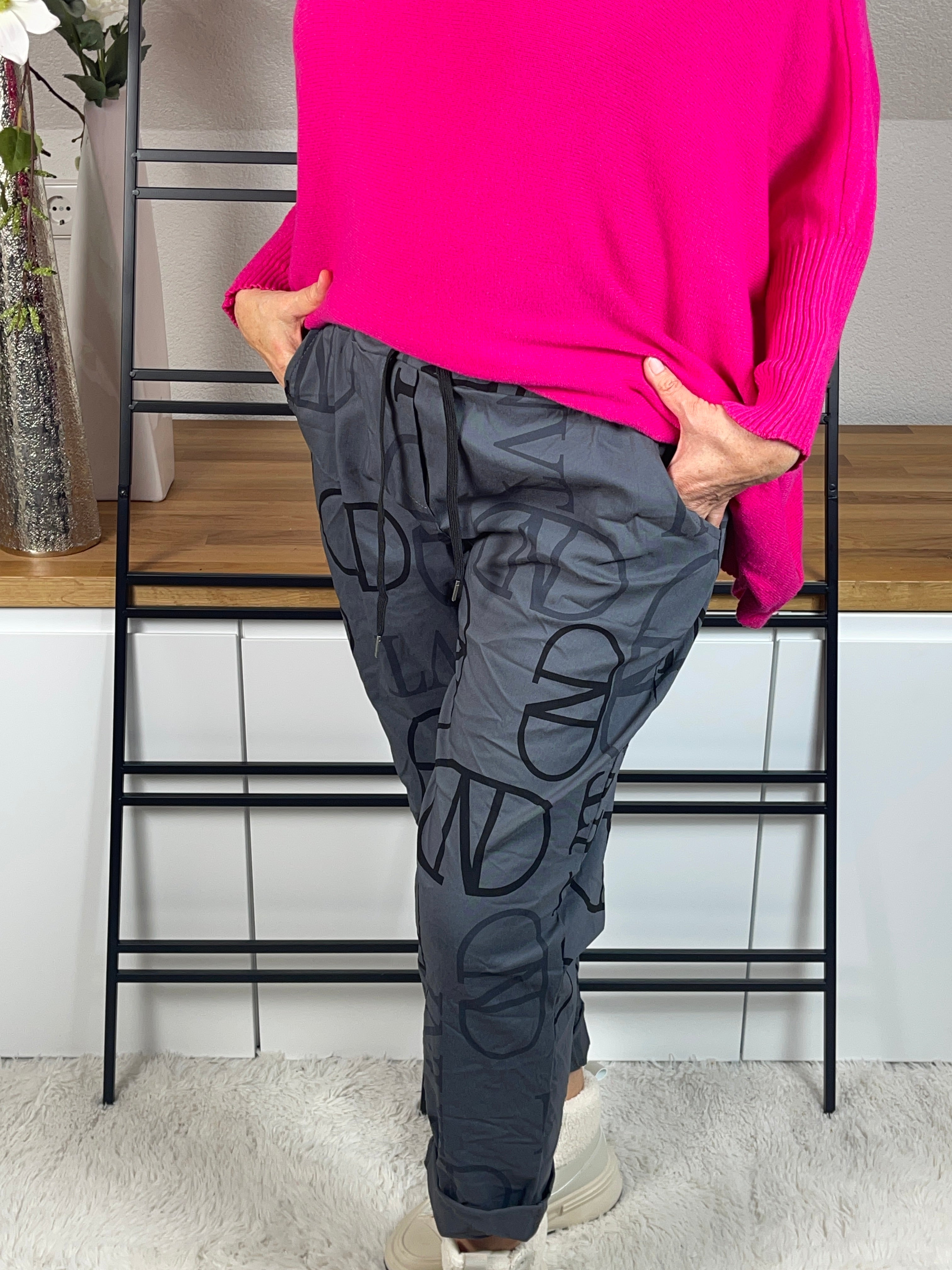 • Jogginghose mit Schriftzug
• JogPant mit Buchstaben
• Jogginghose mit Print
• Jogginghose mit Lettern
• Jogginghose bedruckt
• Bedruckte JogPant
• Jogginghose mit Text
• Jogger mit Schriftzug