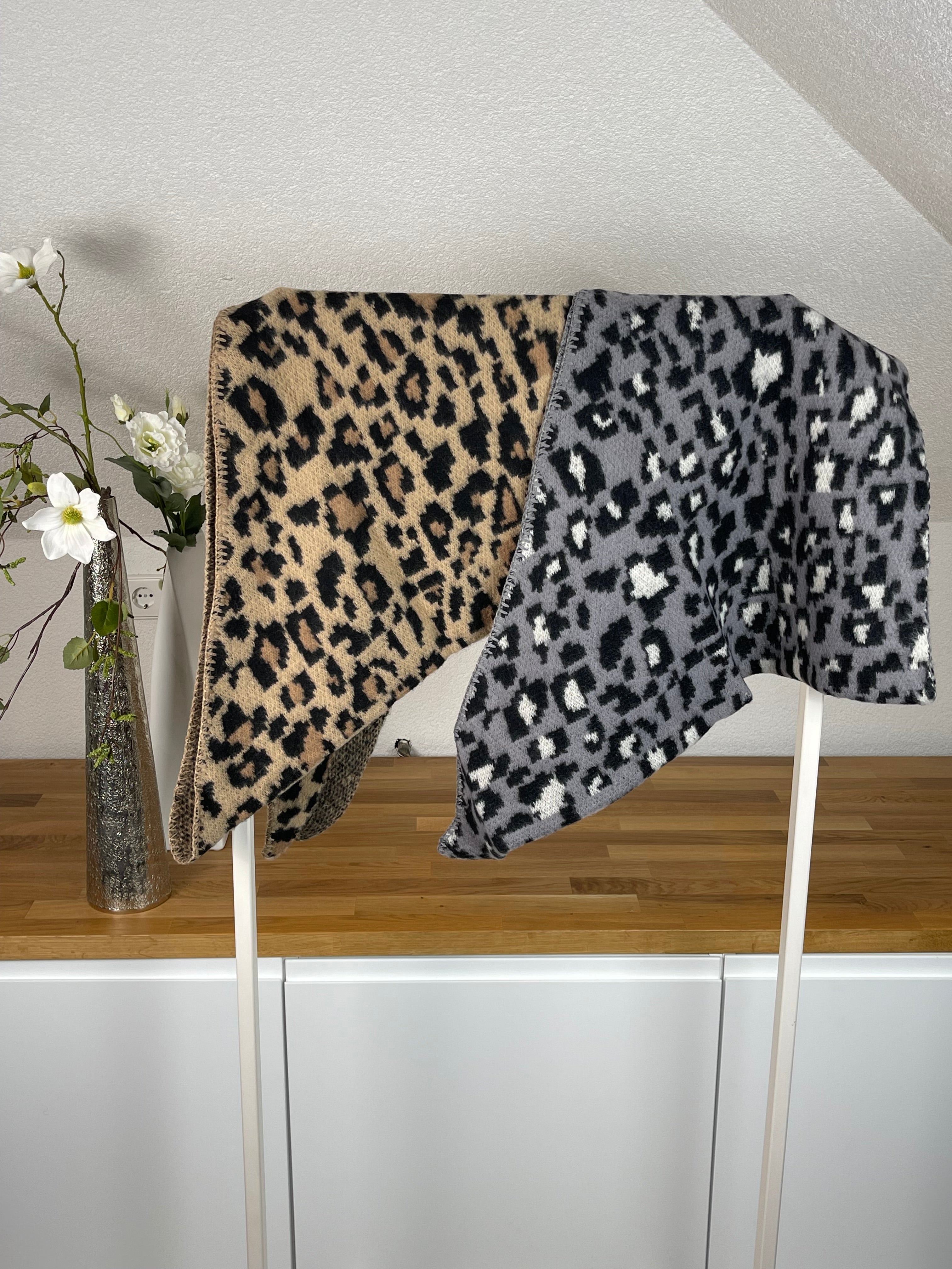 • Modischer Dreiecksschal Animal Print • Stylisches Dreieckstuch aus Viskose
• Eleganter Dreiecksschal mit Leopardenmuster
• Flauschiger Dreiecksschal für Damen
• Dreiecksschal aus weicher Viskose mit Tiermuste