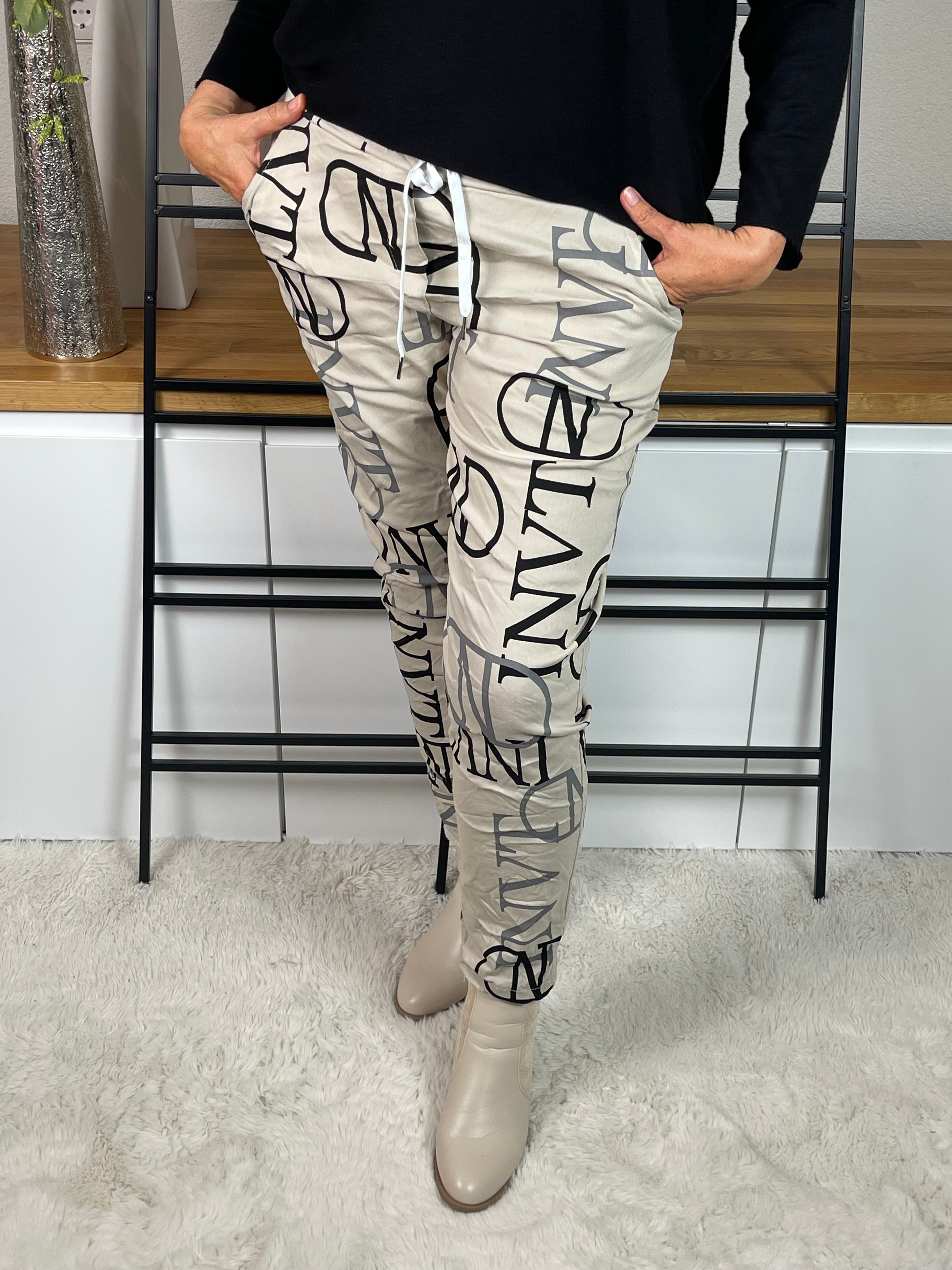 • Jogginghose mit Schriftzug
• JogPant mit Buchstaben
• Jogginghose mit Print
• Jogginghose mit Lettern
• Jogginghose bedruckt
• Bedruckte JogPant
• Jogginghose mit Text
• Jogger mit Schriftzug