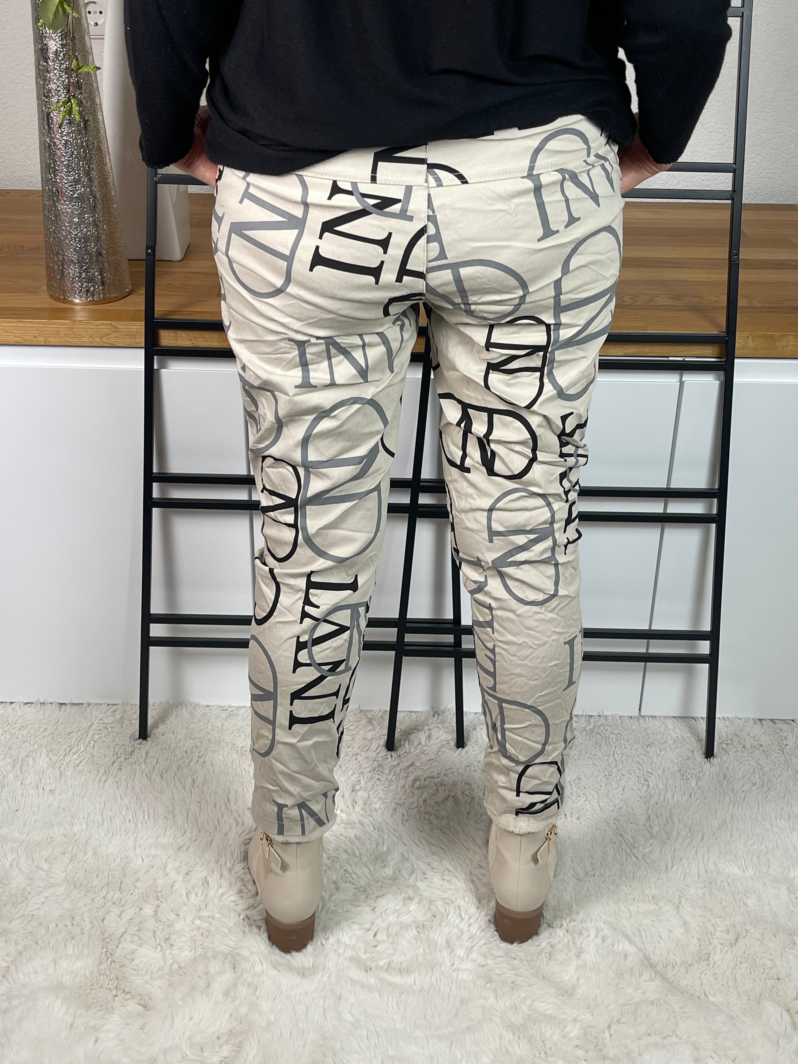 • Jogginghose mit Schriftzug
• JogPant mit Buchstaben
• Jogginghose mit Print
• Jogginghose mit Lettern
• Jogginghose bedruckt
• Bedruckte JogPant
• Jogginghose mit Text
• Jogger mit Schriftzug