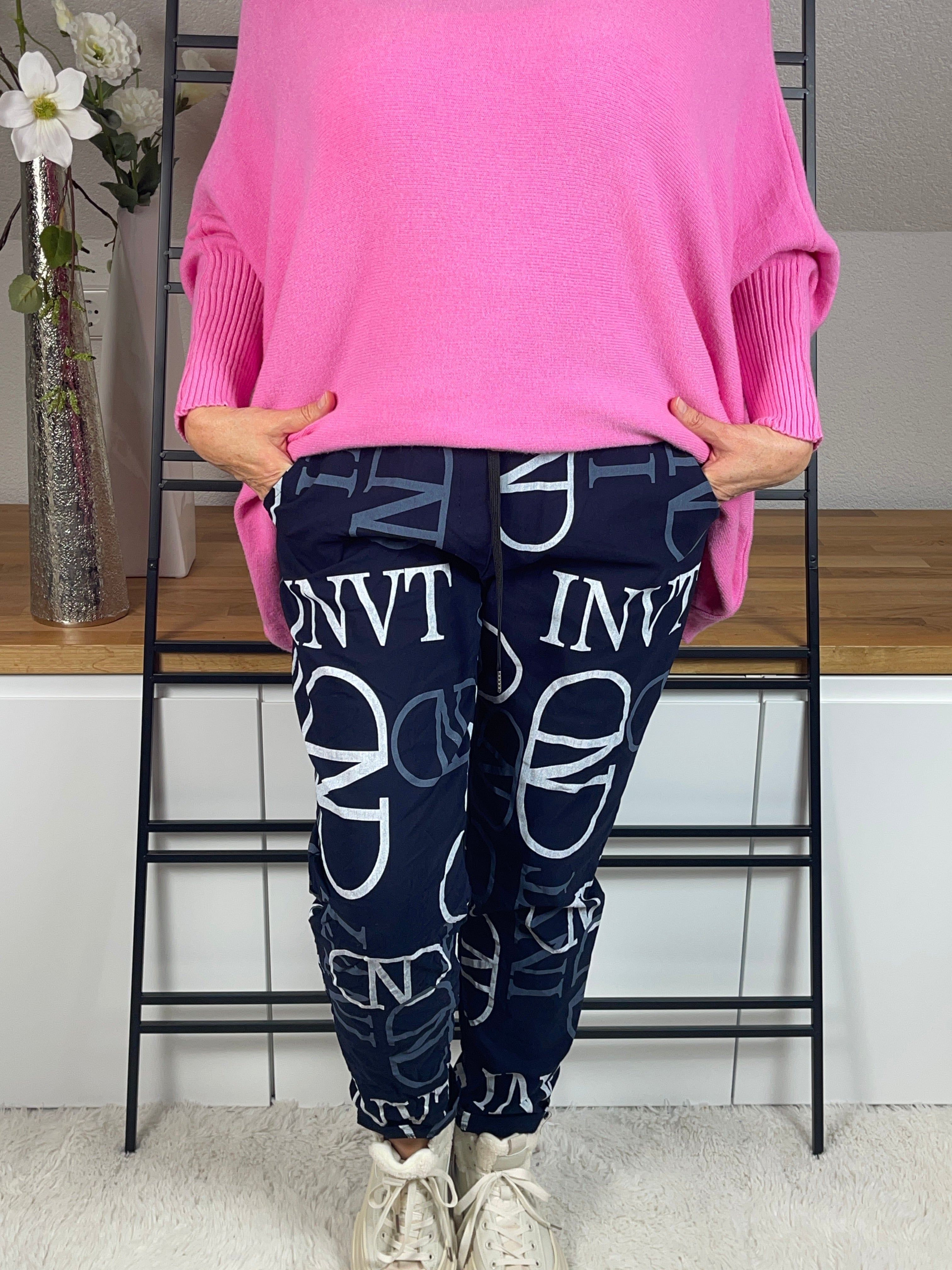 • Jogginghose mit Schriftzug
• JogPant mit Buchstaben
• Jogginghose mit Print
• Jogginghose mit Lettern
• Jogginghose bedruckt
• Bedruckte JogPant
• Jogginghose mit Text
• Jogger mit Schriftzug