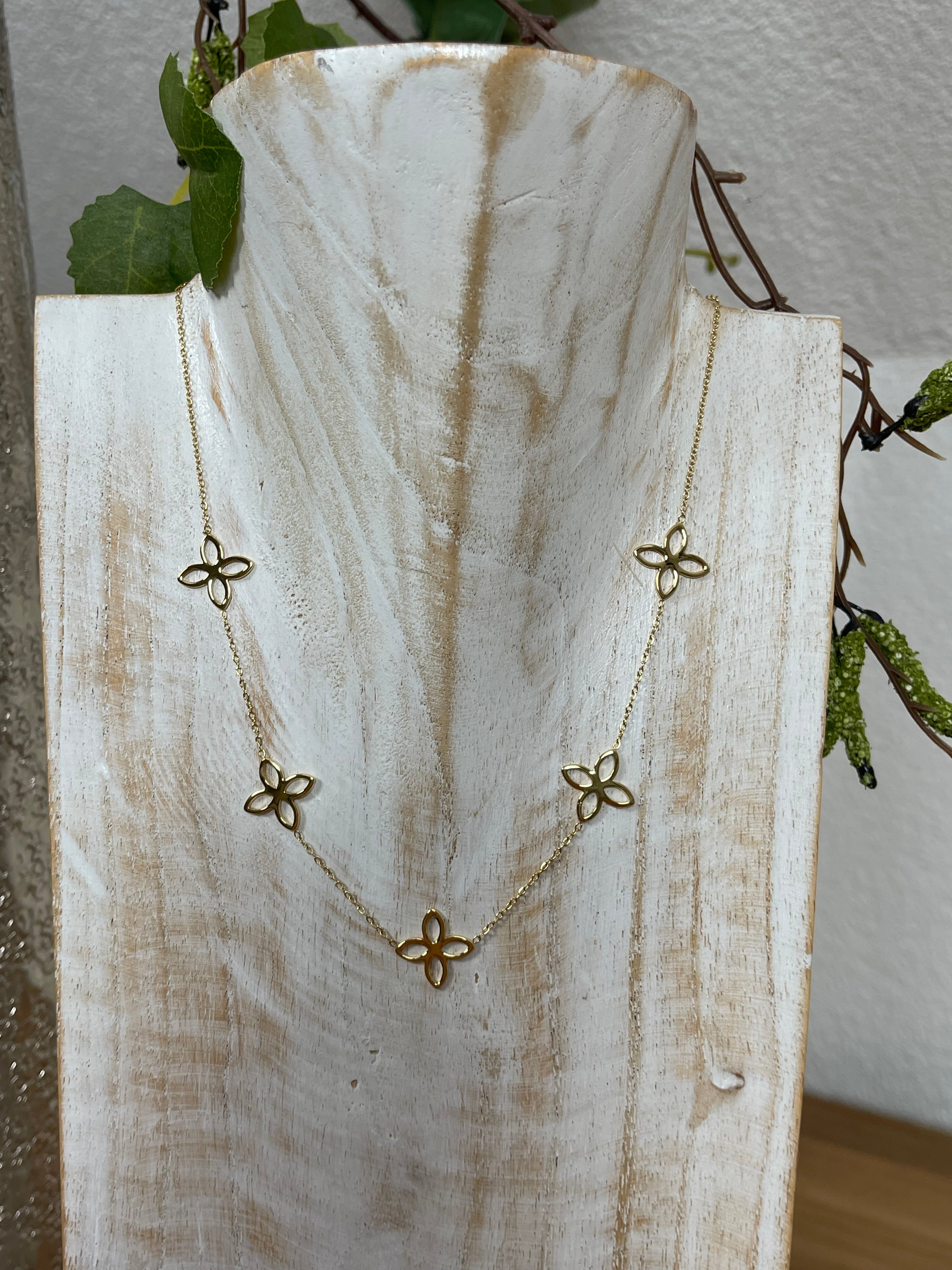 Edelstahlkette mit filigranem Blüten-Design, Aufnahme aus größerer Entfernung