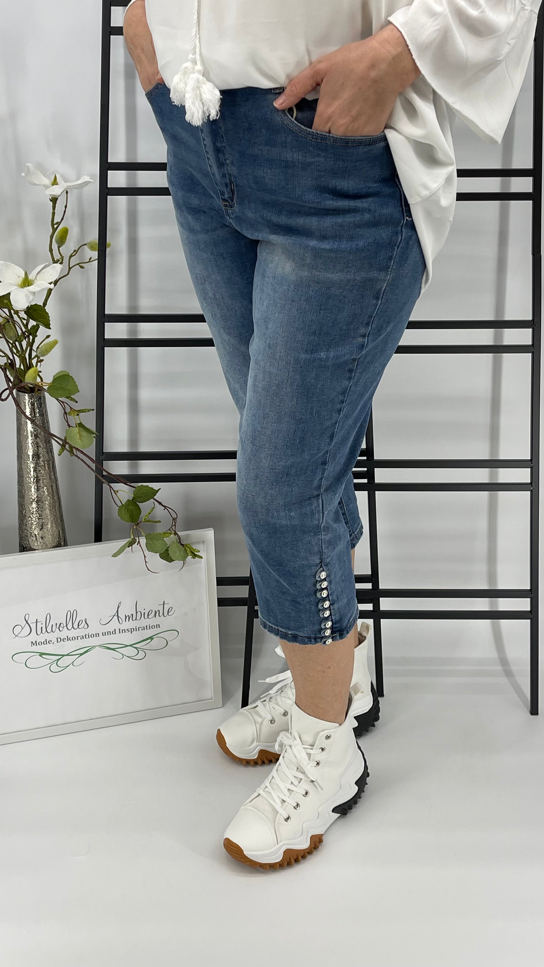 !!!!KEINE RETOURE MÖGLICH!!!!
3/4 Jeans mit Perlen Gr. 38 - 48
