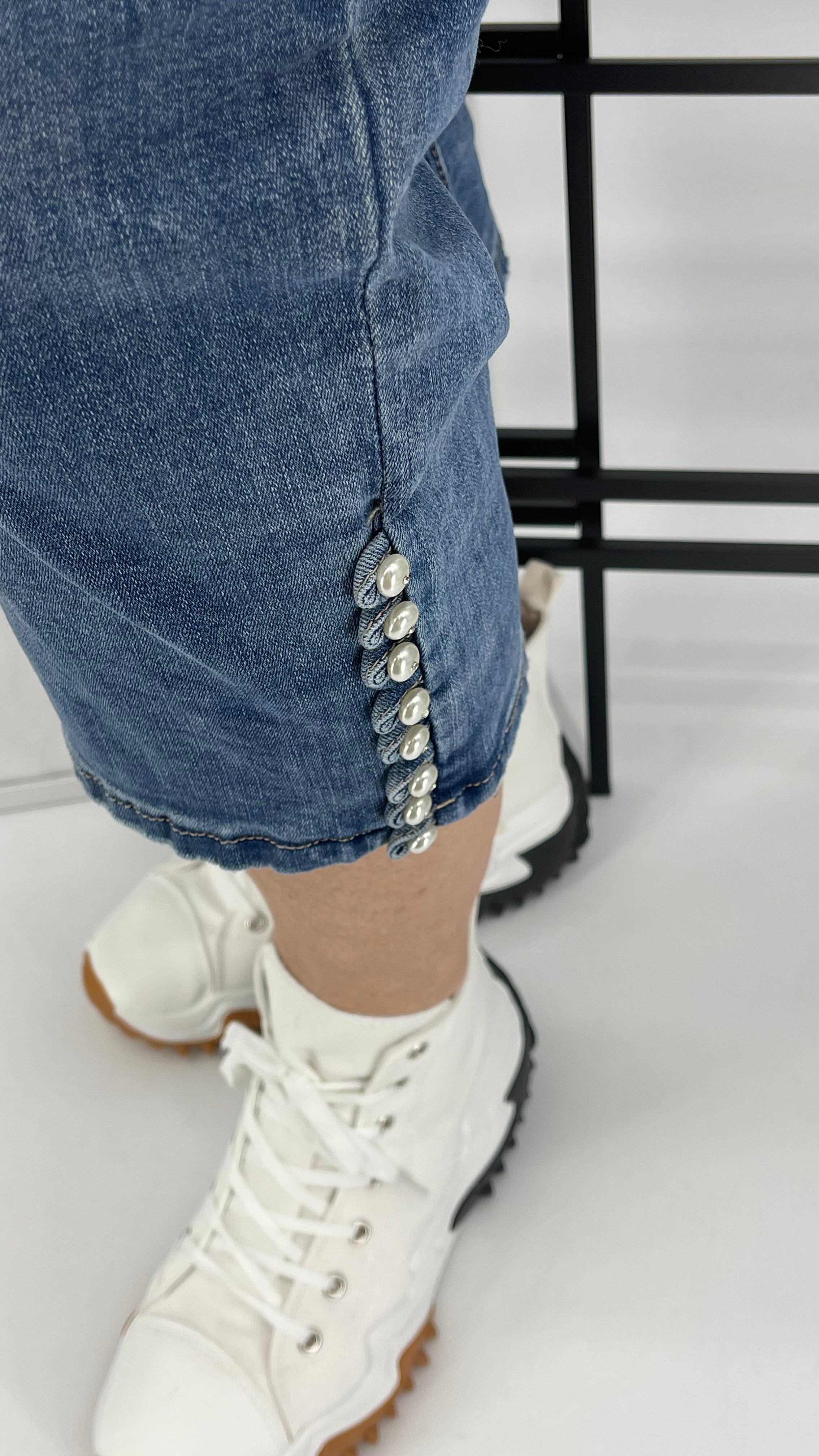 !!!!KEINE RETOURE MÖGLICH!!!!
3/4 Jeans mit Perlen Gr. 38 - 48