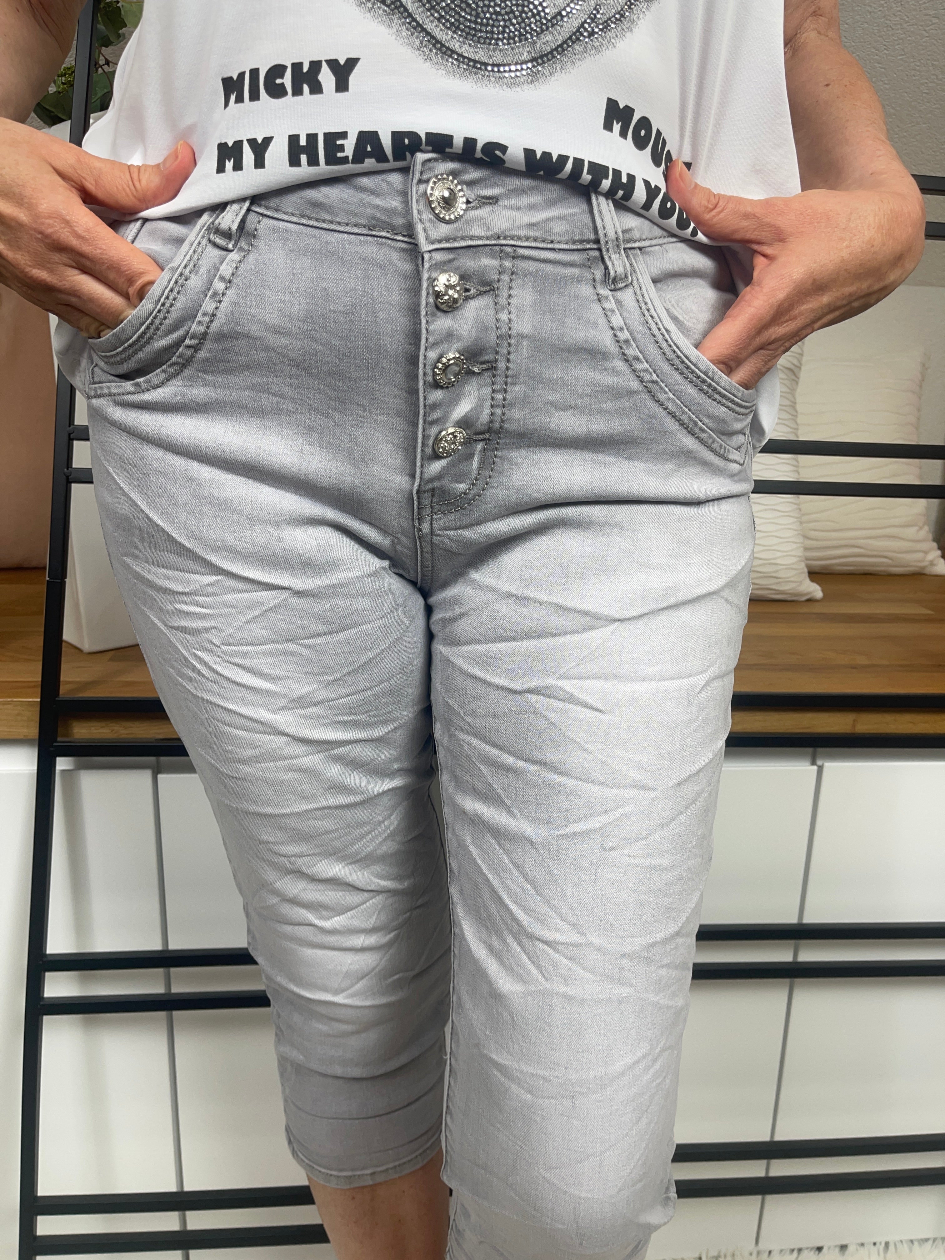 Damen 3/4 Jeans mit edler Knopfleiste  Gr. 38 - 48 in grau