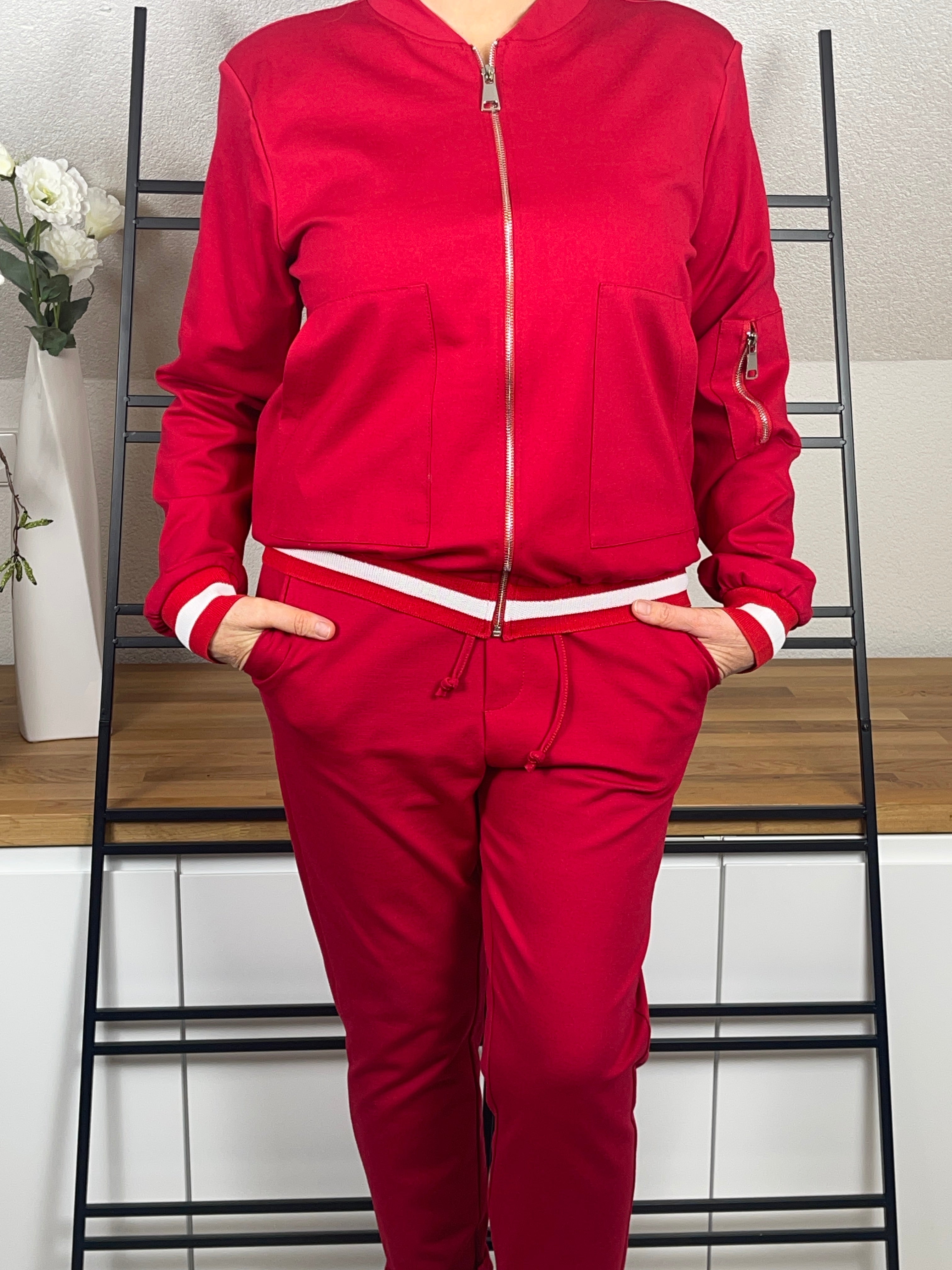 Damen - Blouson - Hosenanzug „Tessa“ in rot  mit weißen Streifen