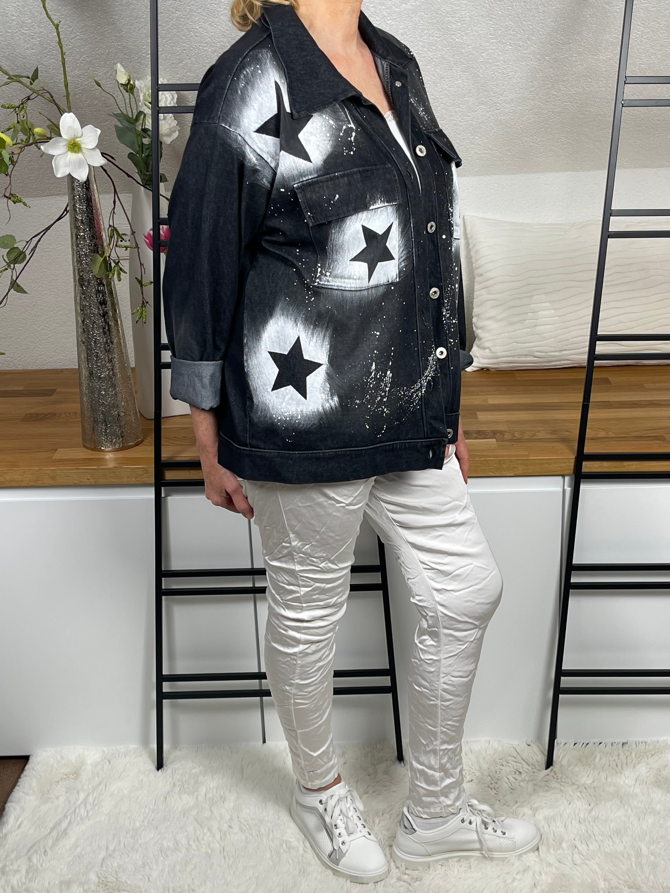 Leichte Damen - Jeansjacke mit „ Sternenprint“ Einheitsgrösse Gr. 38 - 42/44 in schwarz - weiß