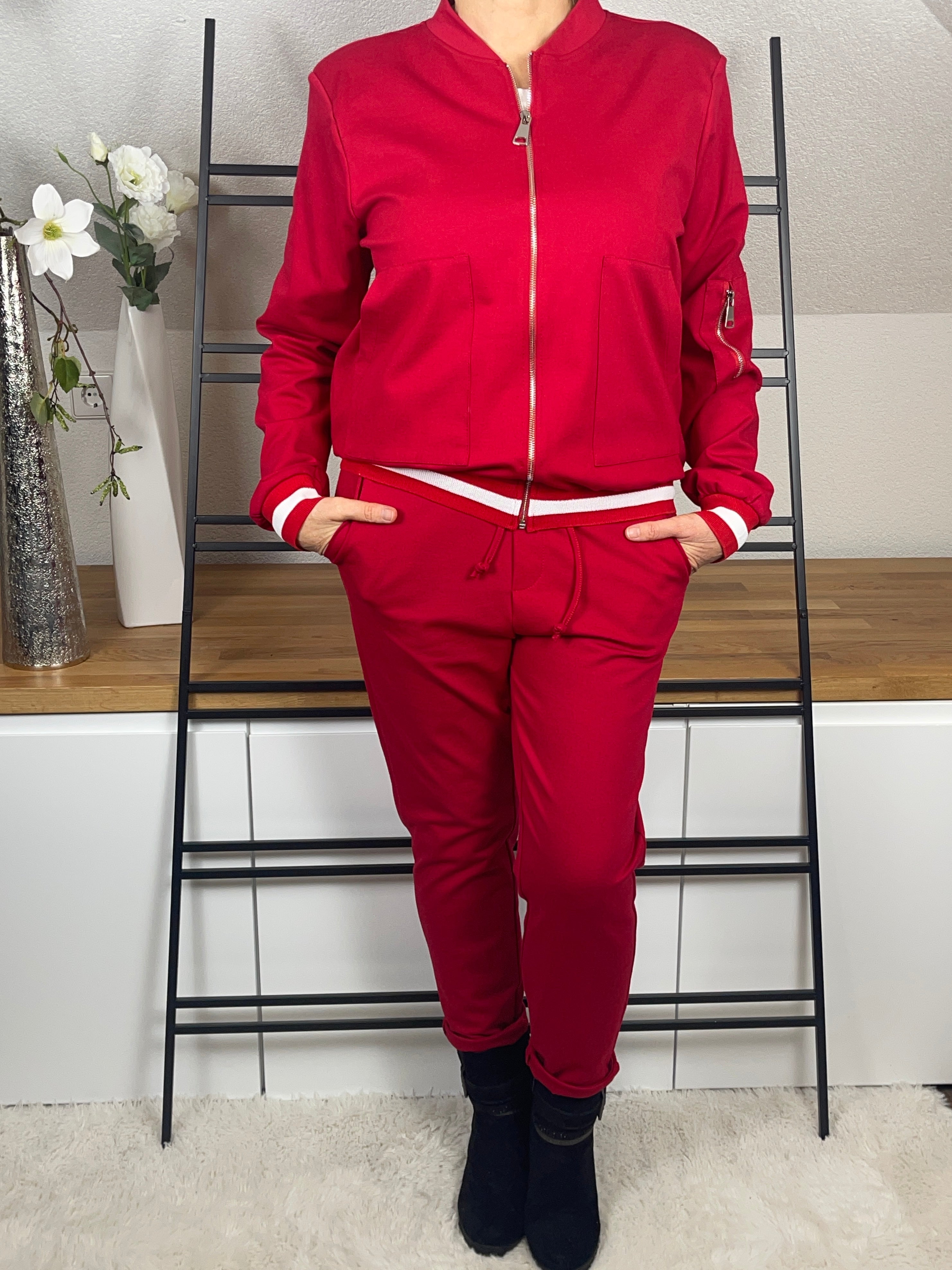 Damen - Blouson - Hosenanzug „Tessa“ in rot  mit weißen Streifen